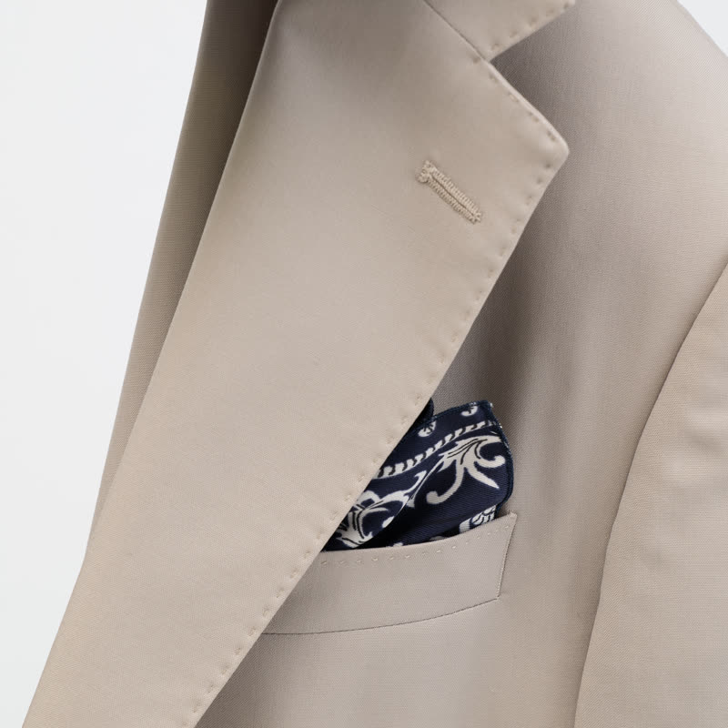 Taschino con pochette a motivi paisley su giacca beige
