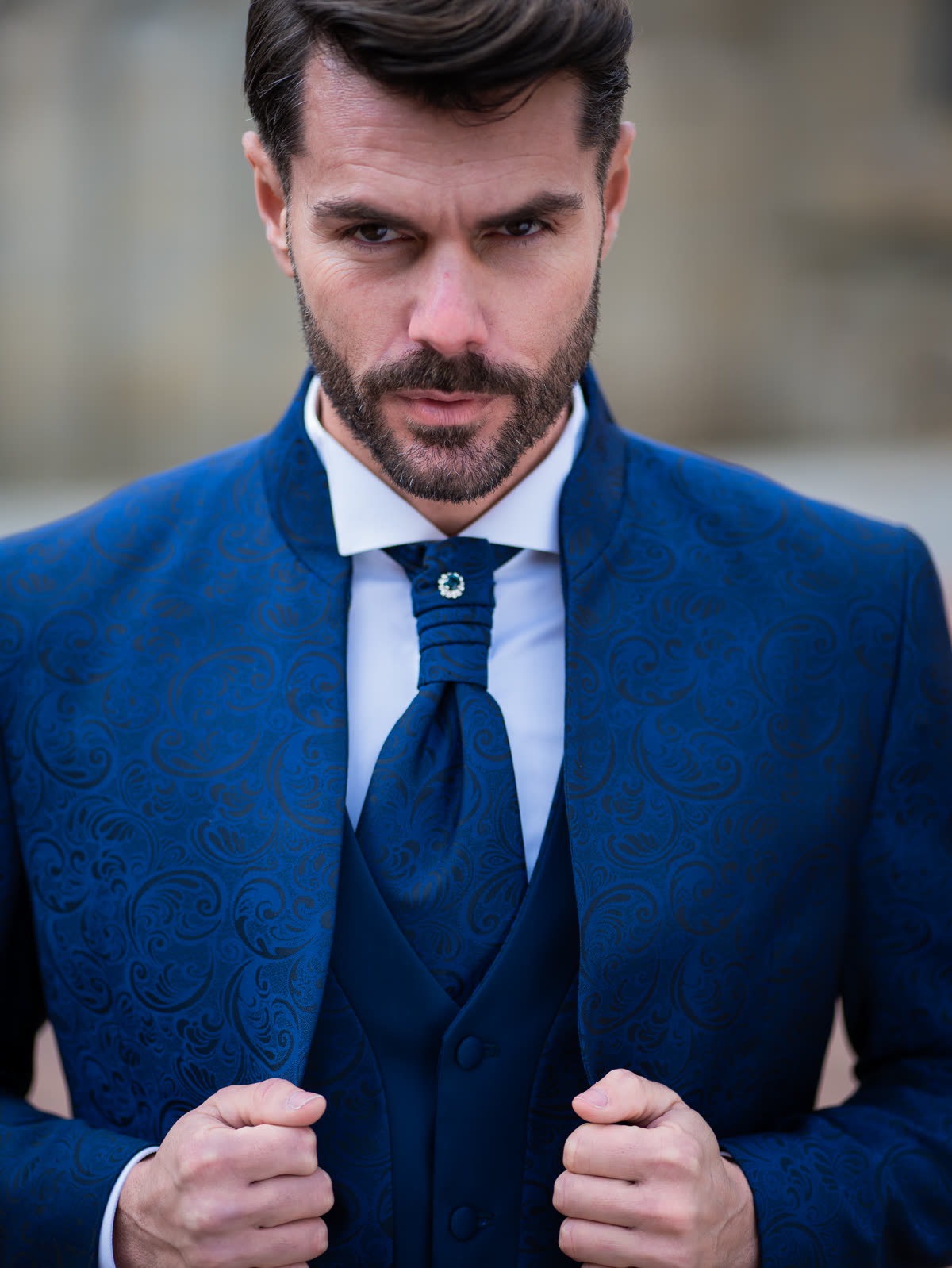 Uomo con abito su misura blu jacquard a motivi paisley, cravatta coordinata