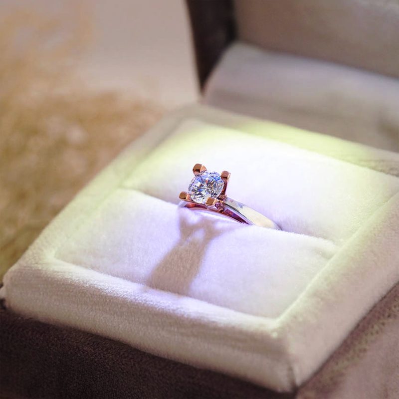 Anello di fidanzamento con solitario nel suo astuccio, Steli d'Oro